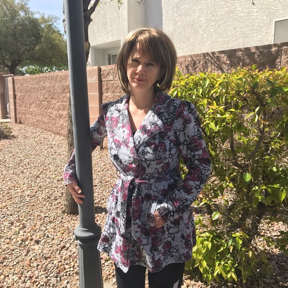 LA Kitty Beautiful Floral Sweater With Pockets - Picture 3 of 8